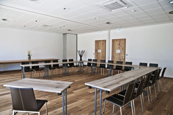 Tagungsraum in U-Form bestuhlt