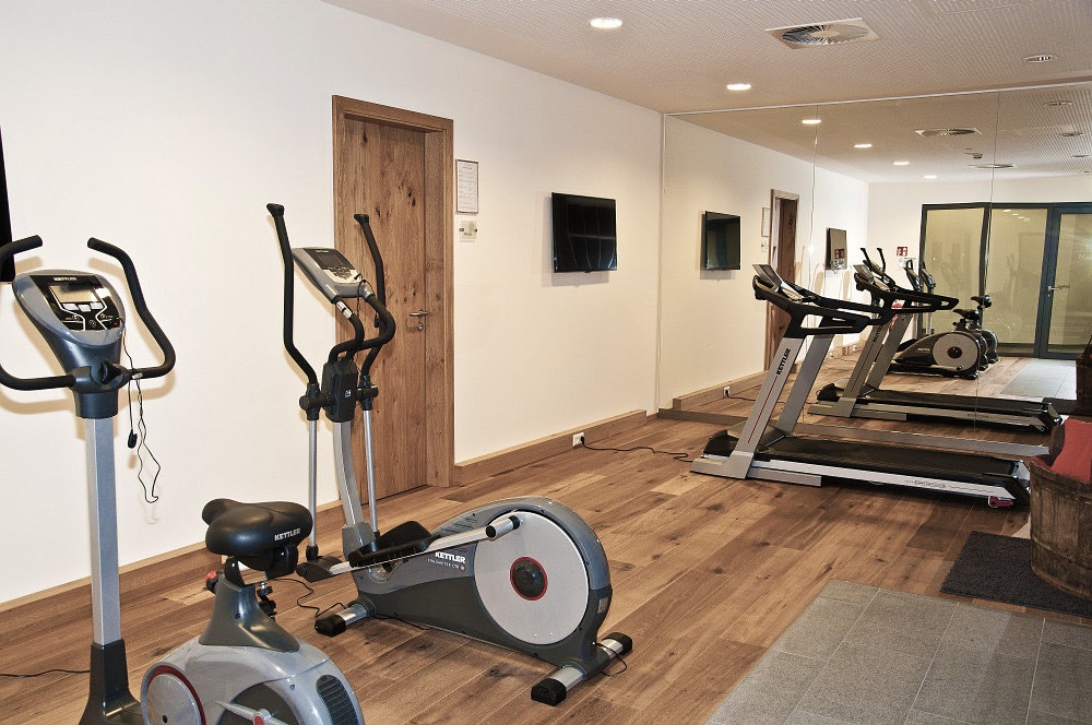 Fitnessraum mit Geräten