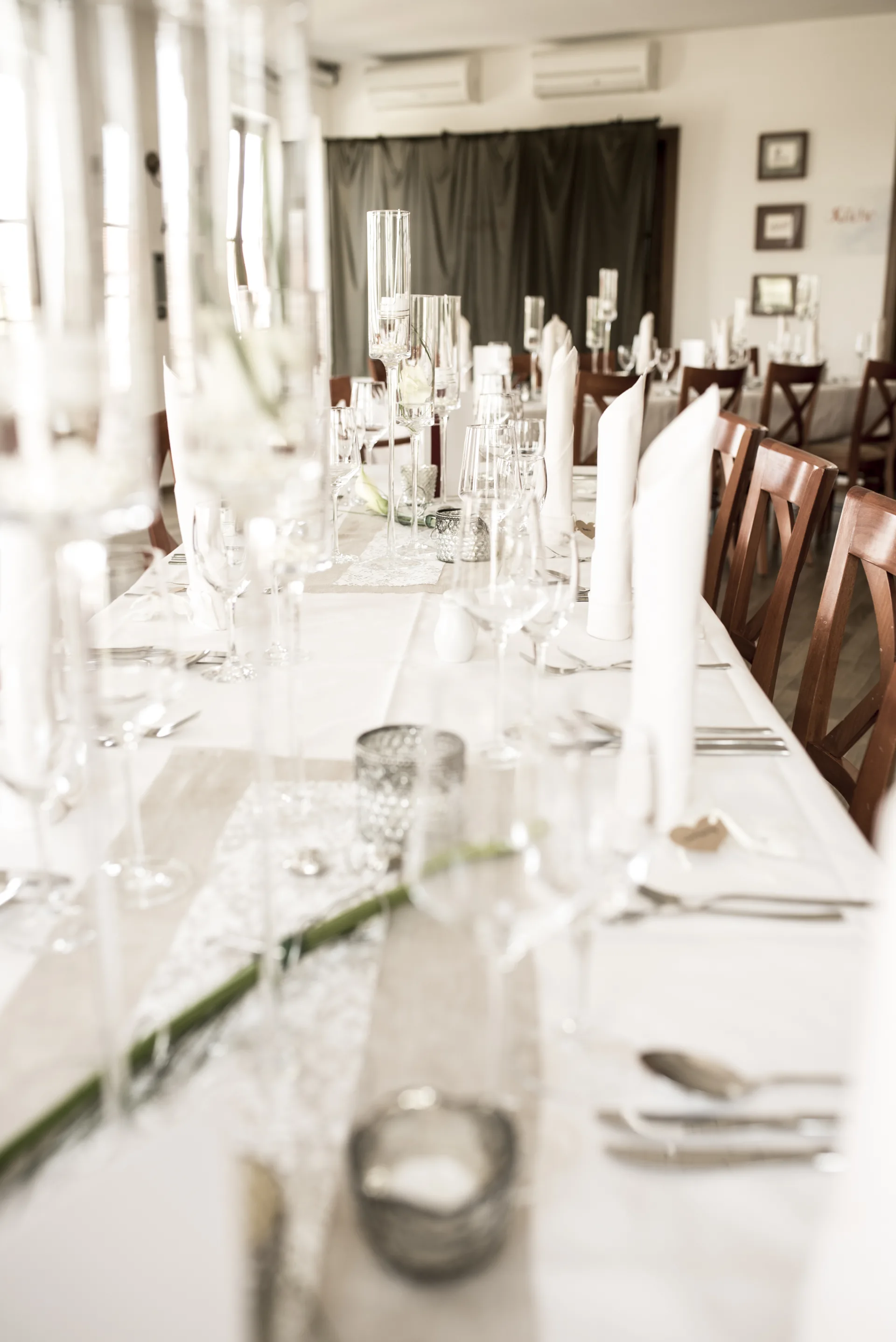 Festlich eingedeckter Saal für Hochzeiten
