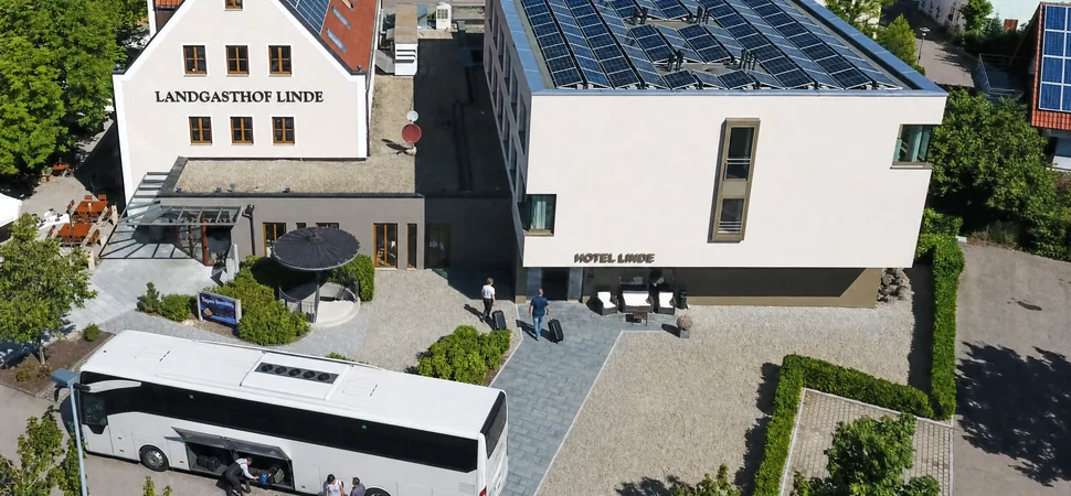 Reisebus vor dem Landgasthof Hotel Linde
